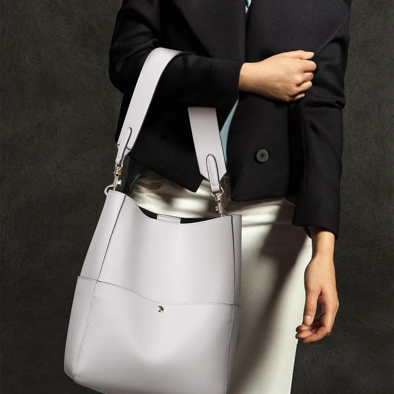 Off-white schoudertas van echt leer voor dames met brede riem