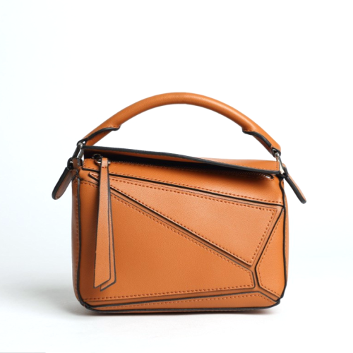 Tan lederen handtassen met geometrische versiering en vierkante schoudertassen met ritssluiting